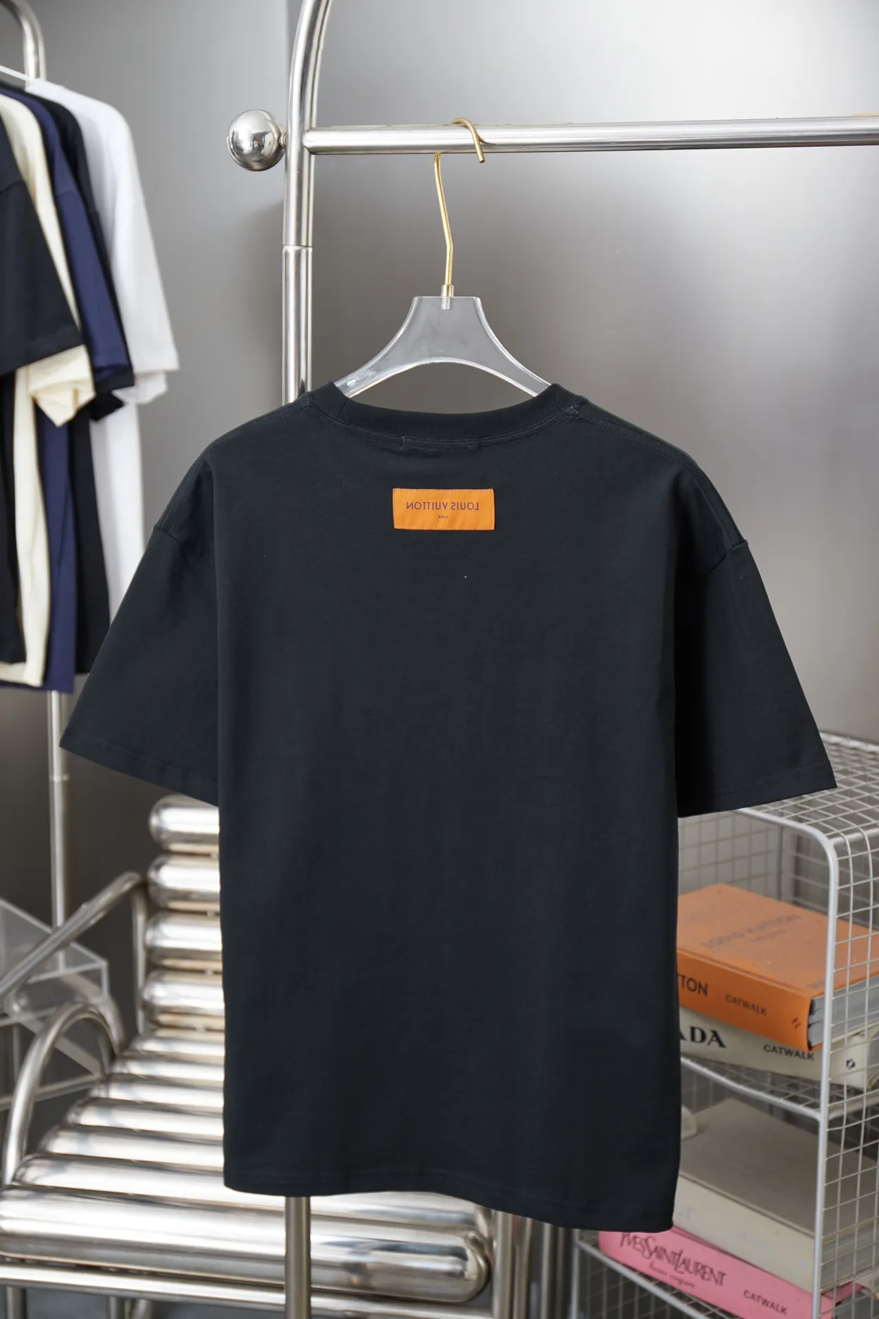 🅿️200 1V 25SS early spring new style Splash-ink graffiti toothbrush embroidered letter short sleeves Light luxury essential item for daily commuting for men and women Correct version Welcome to compare Detailed features · 320g 100% pure cotton double yarn jersey fabric · Custom dyed in the same vat, special thickened 32 pieces double-strand 1X1 thread . Splash-ink graffiti hand-painted LV letter printing · Imported Tajima machine embroidery toothbrush embroidery technology · Double-needle sewing and cross-seam technology · Original main mark, washed tag, brand moisture-proof paper packaging Color: black/white Size: S/M/L/XL